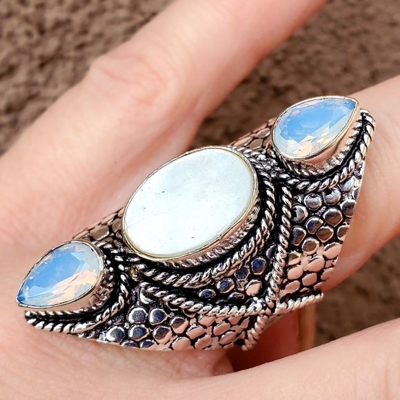 New Mother of Pearl & Milky Opal 925 Silver Statement Ring. - Picture 15 of 16